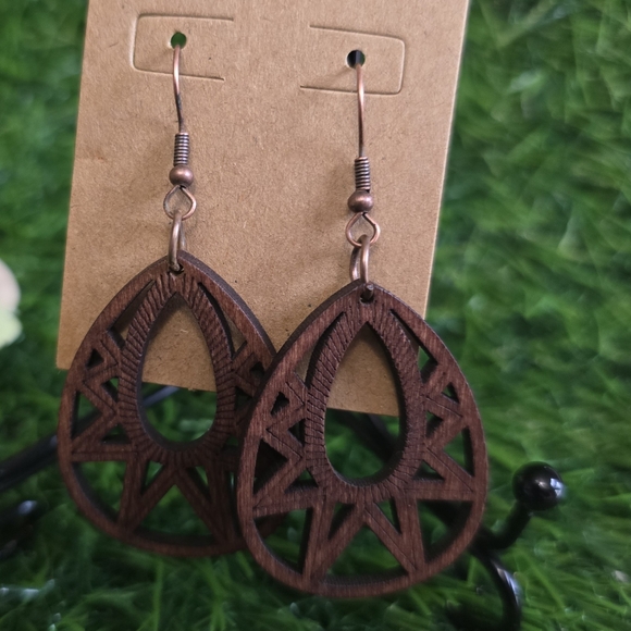 Elegant Brown Teardrop Earrings - Picture 2 of 3